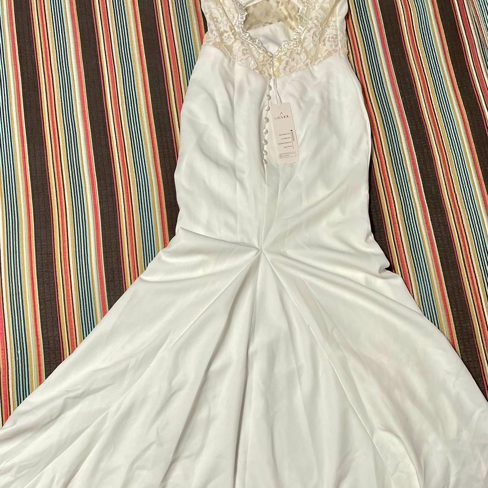 Simple wedding, open lace back and small train. - Picture 7 of 15